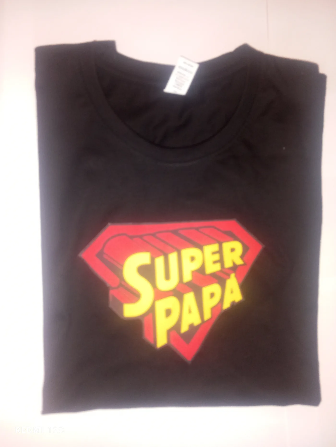 Detalle de una polera negra estampada y doblada