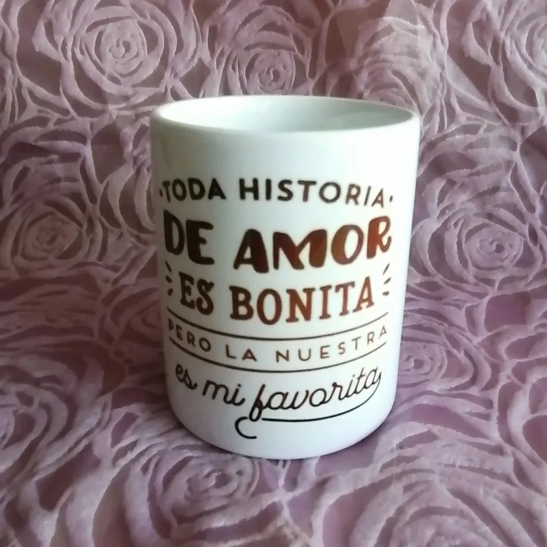 Taza blanca con mensaje de amor impreso