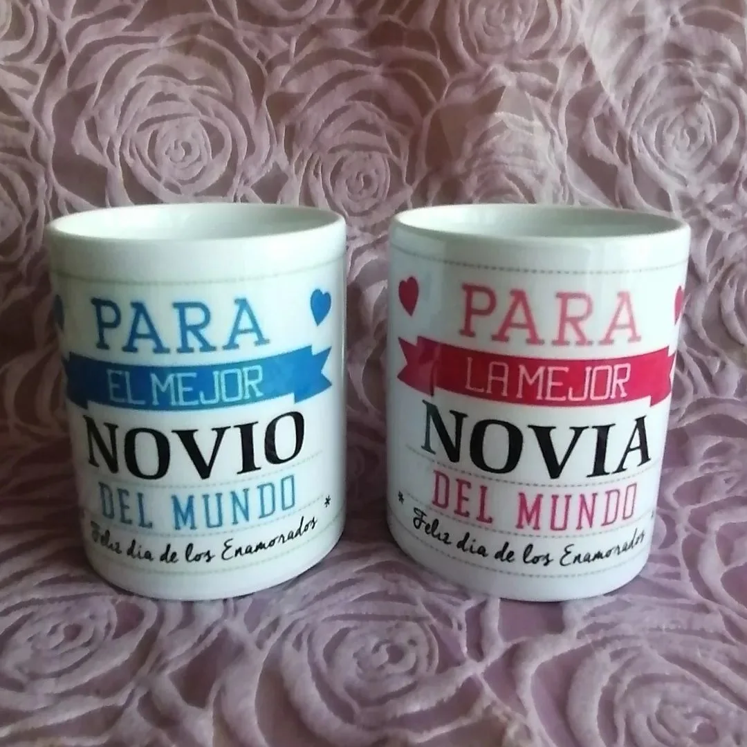 Dos tazas blancas personalizadas para una pareja